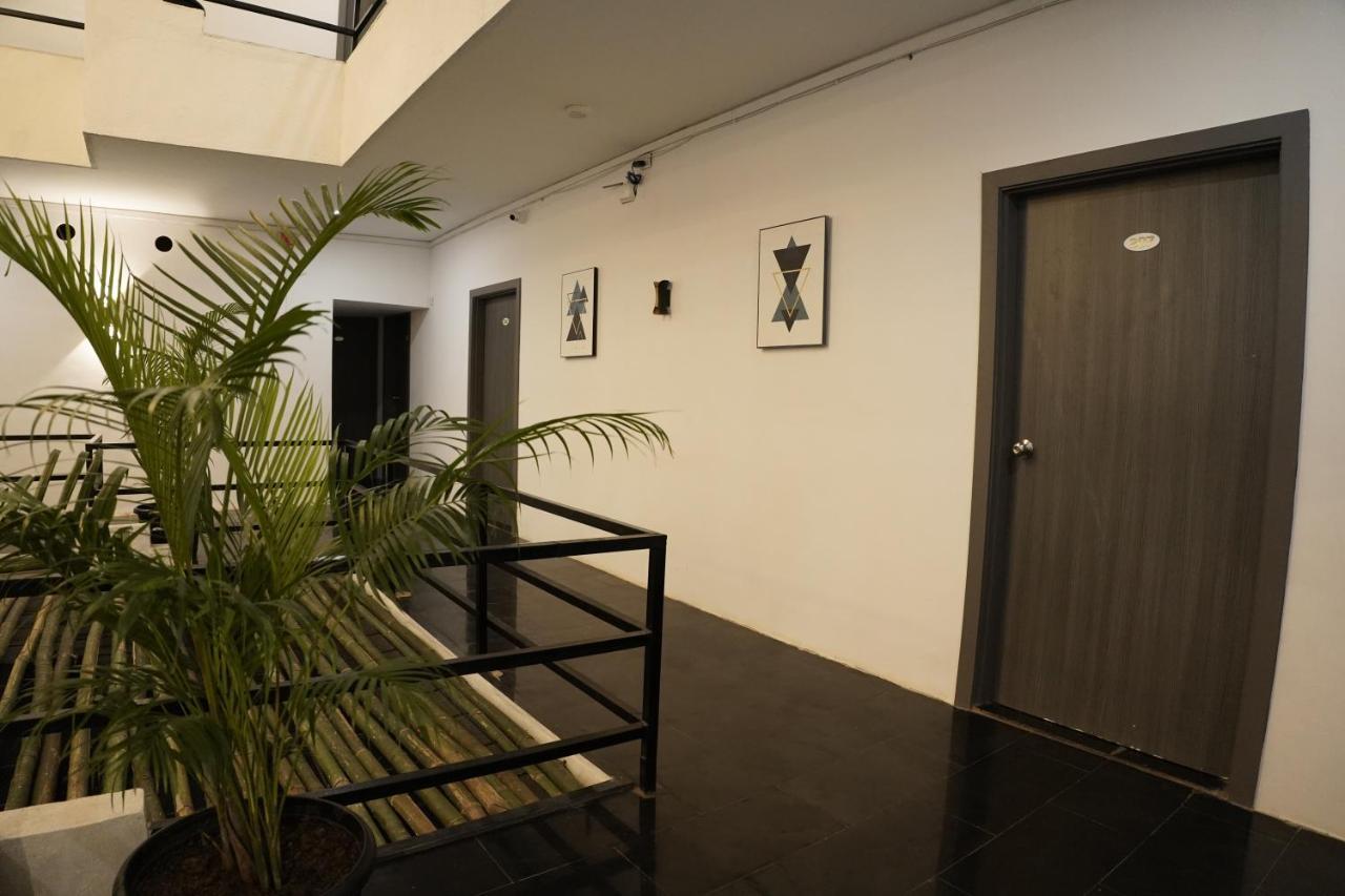 Hotel Royal Accord Surat Exterior foto