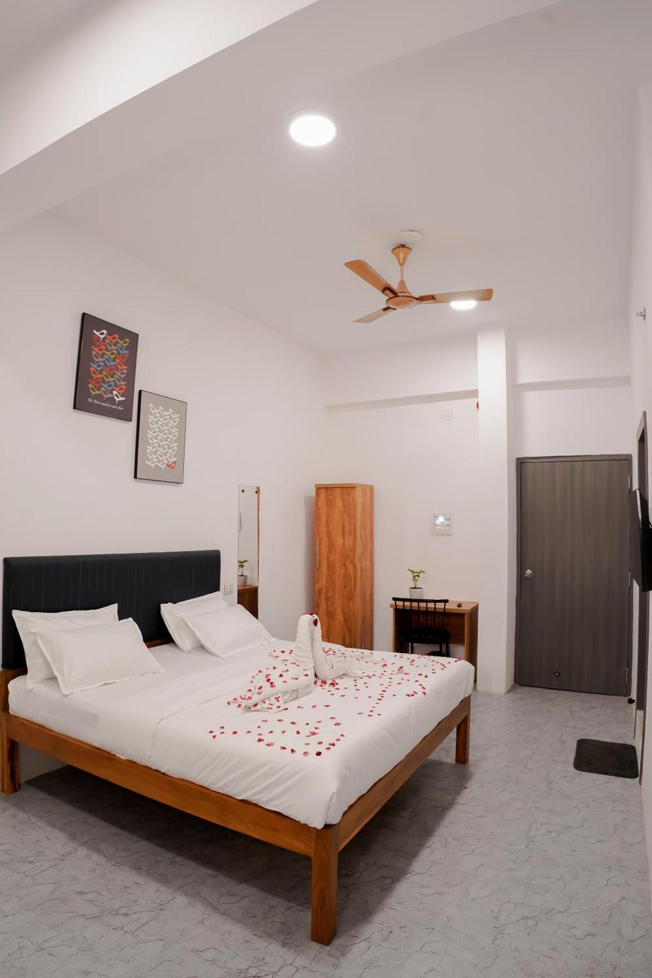 Hotel Royal Accord Surat Exterior foto